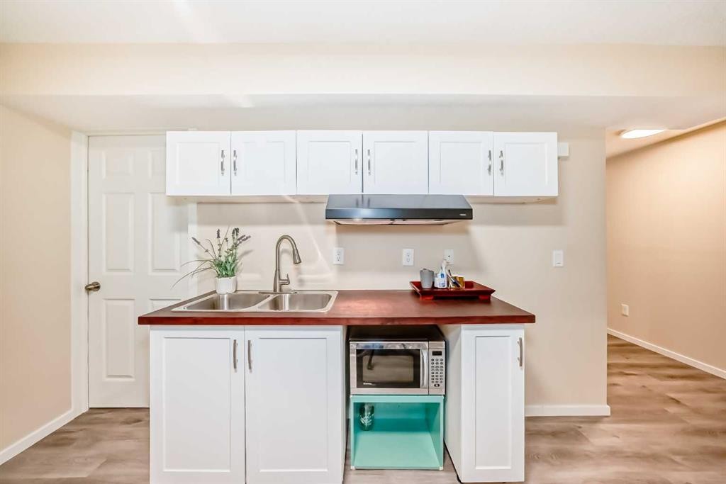 737 Wentworth Place Sw, Calgary, AB - Indoor Photo Showing Kitchen With Double Sink