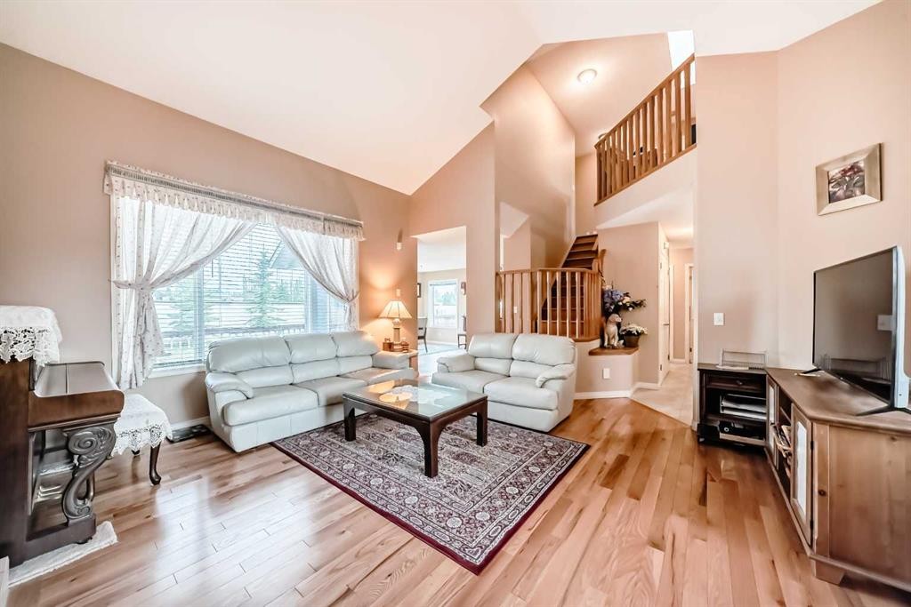 737 Wentworth Place Sw, Calgary, AB - Indoor Photo Showing Living Room
