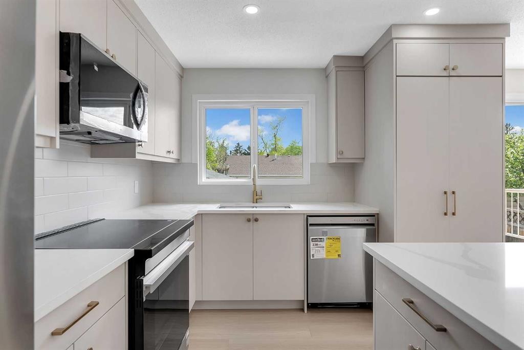 214 Rundleview Close Ne, Calgary, AB - Indoor Photo Showing Kitchen