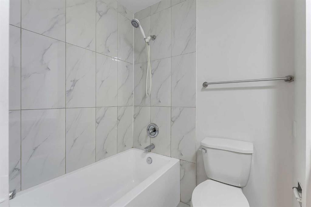 214 Rundleview Close Ne, Calgary, AB - Indoor Photo Showing Bathroom