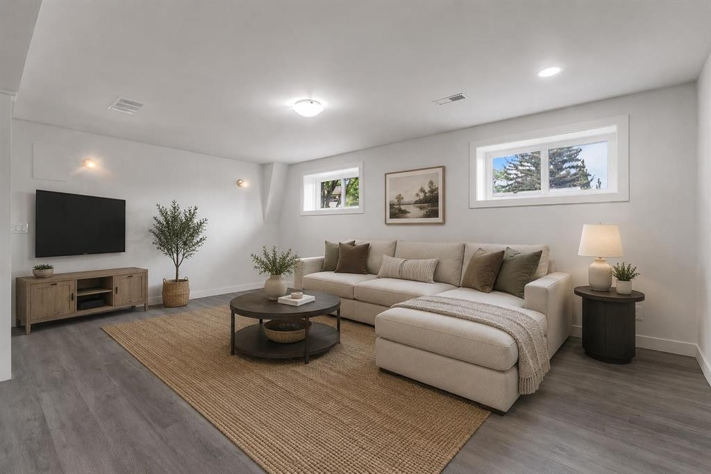 214 Rundleview Close Ne, Calgary, AB - Indoor Photo Showing Living Room