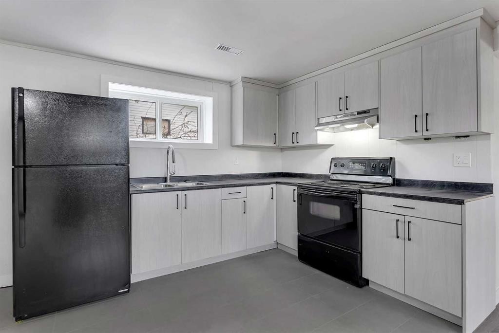 214 Rundleview Close Ne, Calgary, AB - Indoor Photo Showing Kitchen