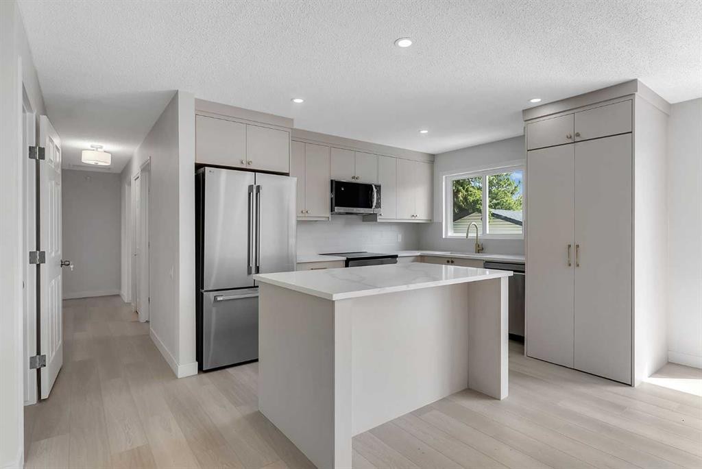 214 Rundleview Close Ne, Calgary, AB - Indoor Photo Showing Kitchen With Stainless Steel Kitchen
