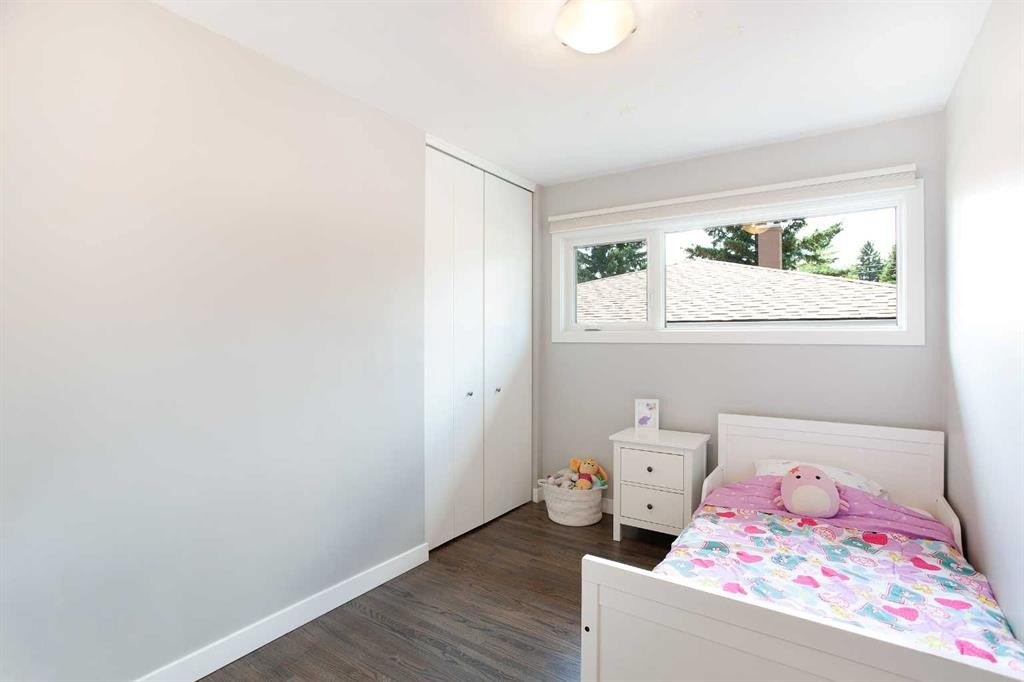 51 Wimbledon Drive Sw, Calgary, AB - Indoor Photo Showing Bedroom