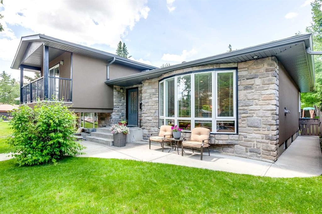 51 Wimbledon Drive Sw, Calgary, AB - Indoor Photo Showing Living Room With Fireplace
