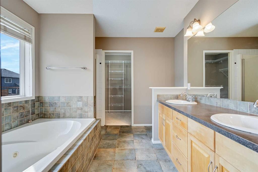 34 Kincora Drive Nw, Calgary, AB - Indoor Photo Showing Bathroom