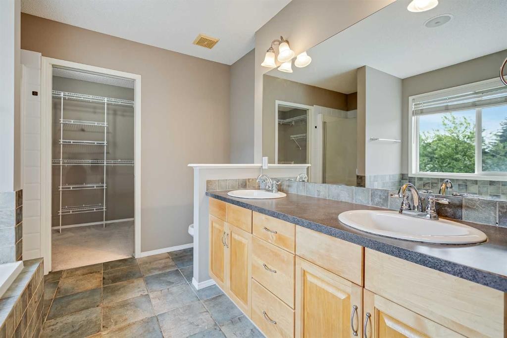 34 Kincora Drive Nw, Calgary, AB - Indoor Photo Showing Bathroom