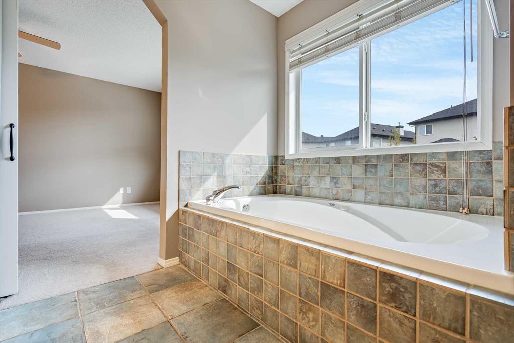 34 Kincora Drive Nw, Calgary, AB - Indoor Photo Showing Bathroom