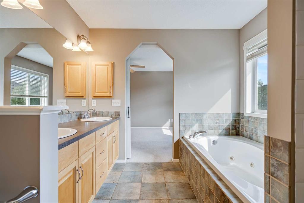 34 Kincora Drive Nw, Calgary, AB - Indoor Photo Showing Bathroom