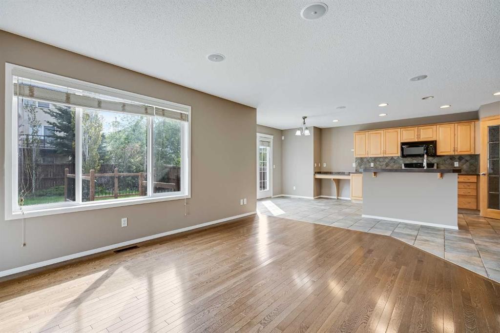 34 Kincora Drive Nw, Calgary, AB - Indoor Photo Showing Kitchen