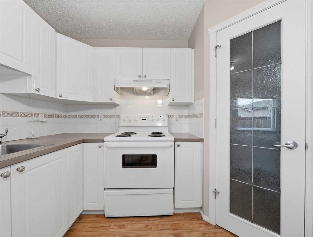 128 Taradale Drive Ne, Calgary, AB - Indoor Photo Showing Kitchen