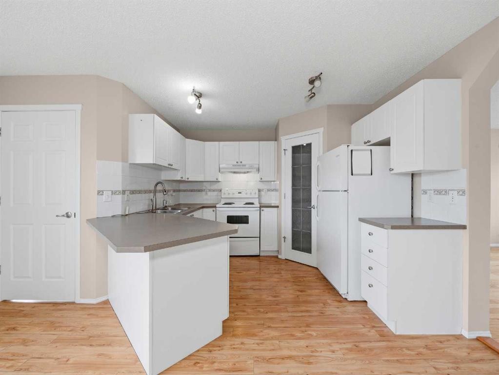128 Taradale Drive Ne, Calgary, AB - Indoor Photo Showing Kitchen