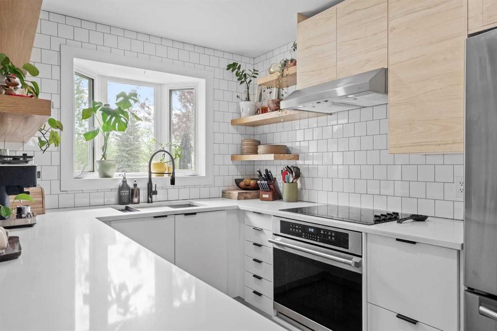 240 Lynnview Way Se, Calgary, AB - Indoor Photo Showing Kitchen
