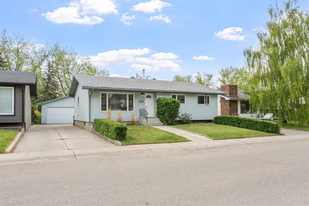 240 Lynnview Way Se, Calgary, AB - Outdoor With Facade