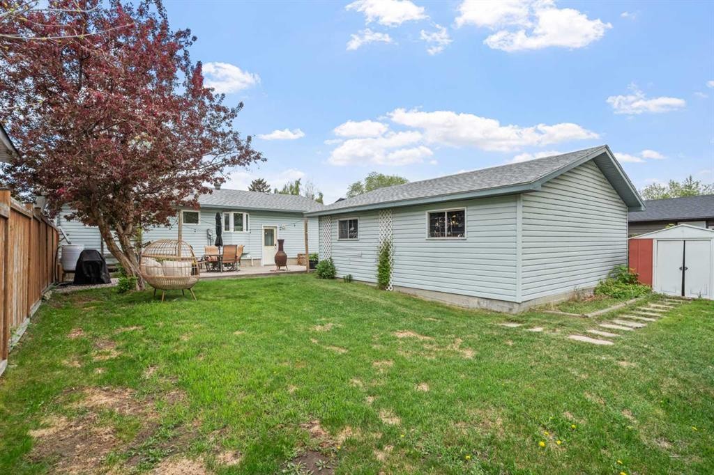 240 Lynnview Way Se, Calgary, AB - Outdoor