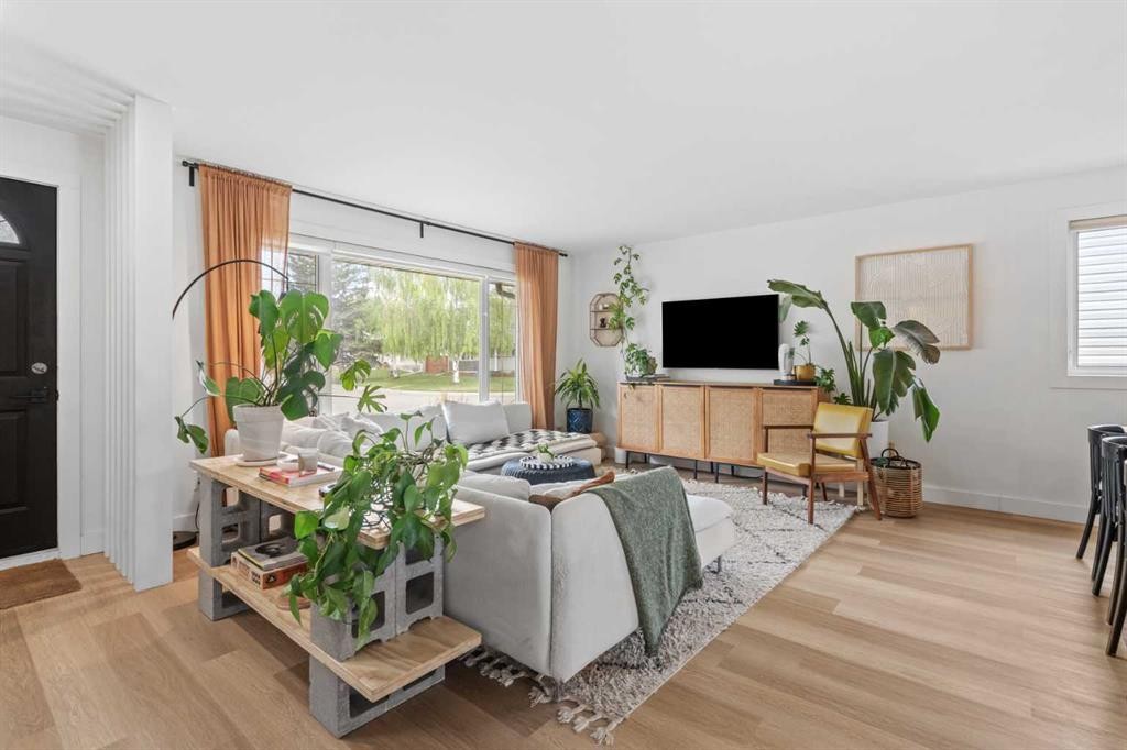 240 Lynnview Way Se, Calgary, AB - Indoor Photo Showing Living Room