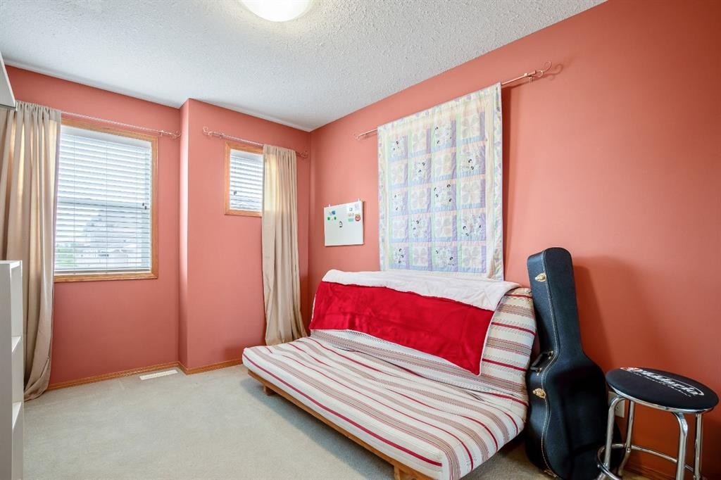 209 Strathcona Circle, Strathmore, AB - Indoor Photo Showing Bedroom