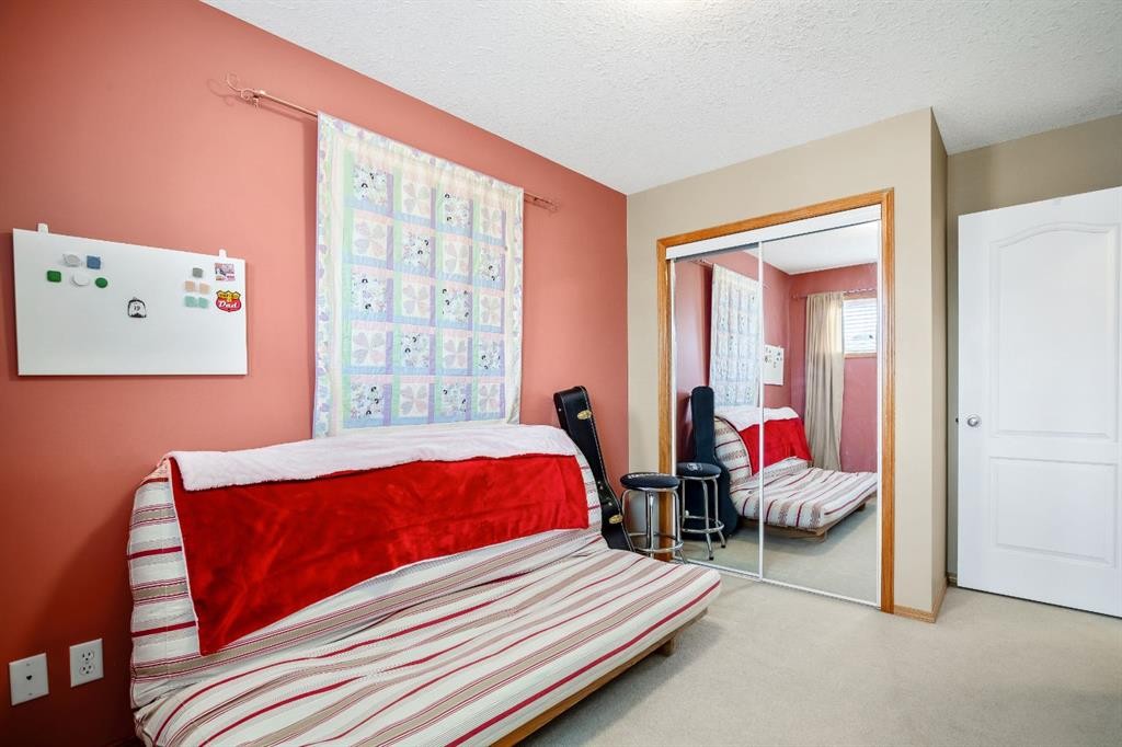 209 Strathcona Circle, Strathmore, AB - Indoor Photo Showing Bedroom