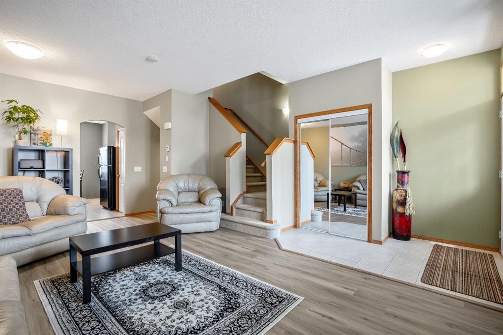 209 Strathcona Circle, Strathmore, AB - Indoor Photo Showing Living Room