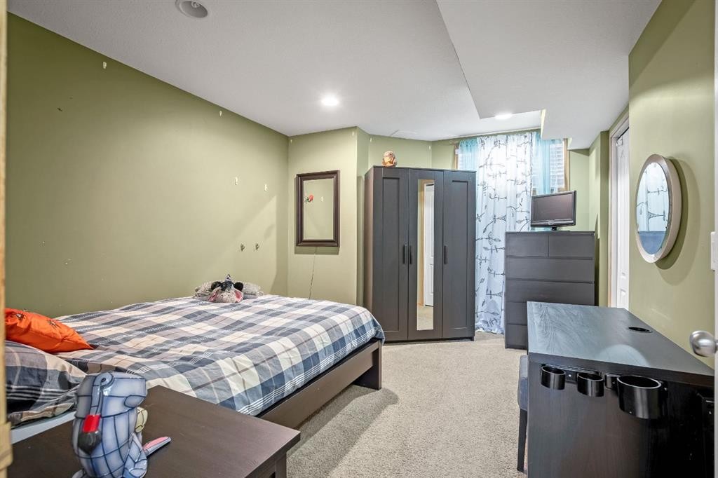 209 Strathcona Circle, Strathmore, AB - Indoor Photo Showing Bedroom