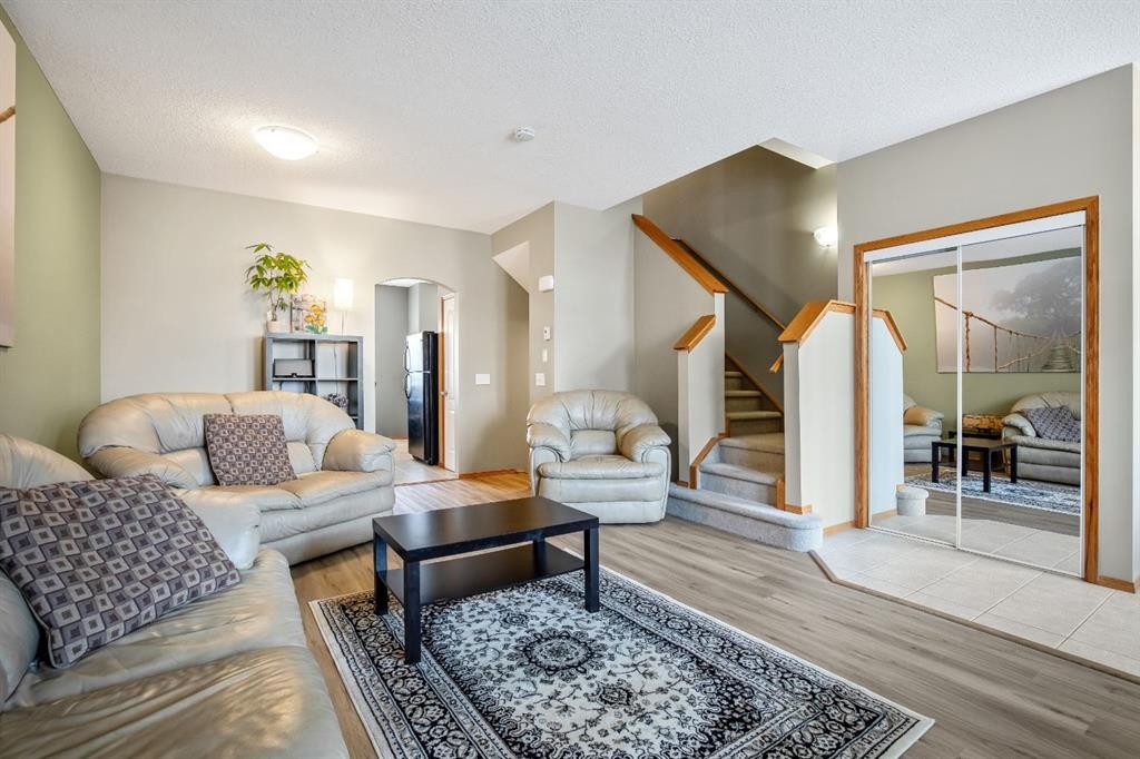 209 Strathcona Circle, Strathmore, AB - Indoor Photo Showing Living Room