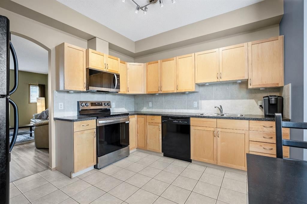 209 Strathcona Circle, Strathmore, AB - Indoor Photo Showing Kitchen With Double Sink