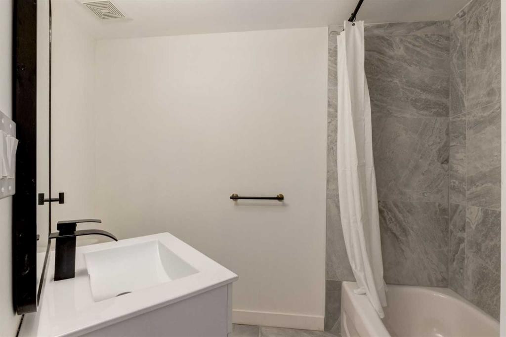 113 Straddock Terrace Sw, Calgary, AB - Indoor Photo Showing Bathroom