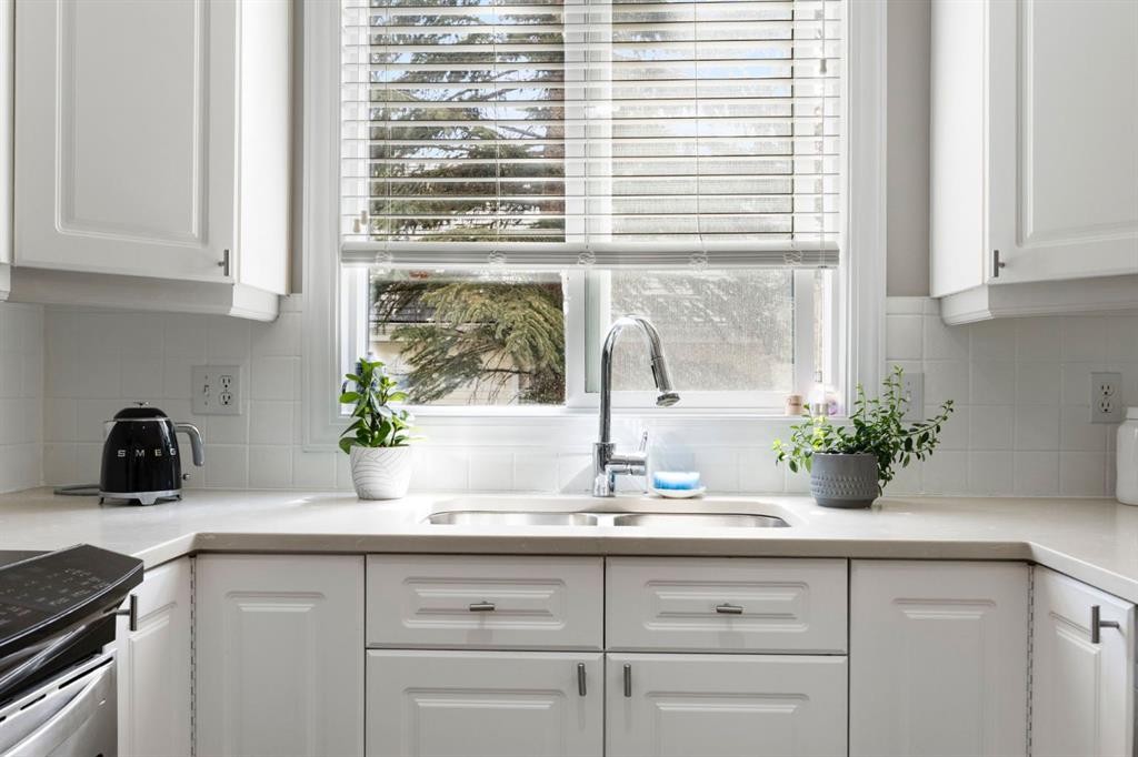 57 Prestwick Park Se, Calgary, AB - Indoor Photo Showing Kitchen With Double Sink