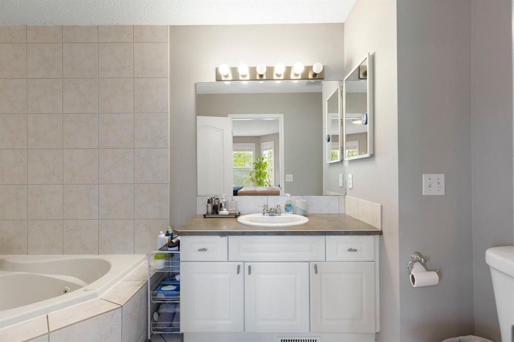 57 Prestwick Park Se, Calgary, AB - Indoor Photo Showing Bathroom
