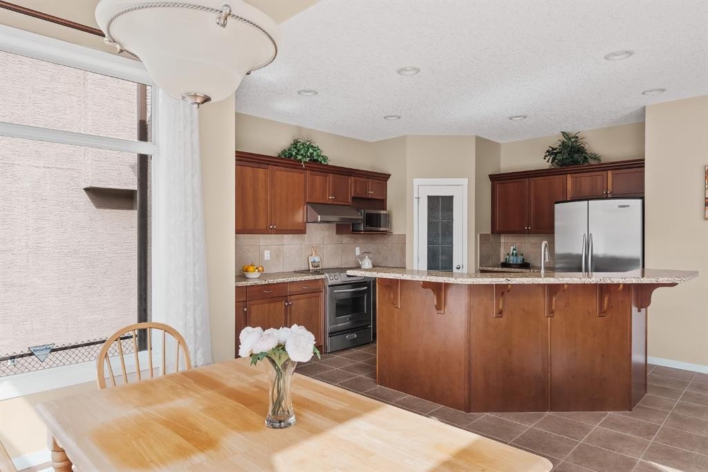 430 Discovery Ridge Boulevard Sw, Calgary, AB - Indoor Photo Showing Kitchen