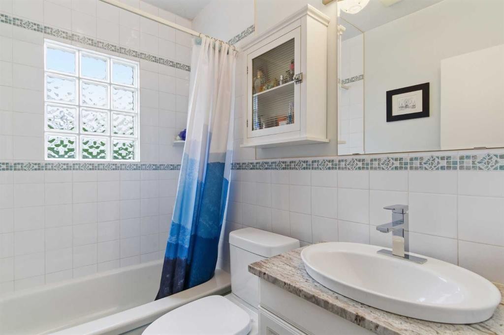 1945 Mountview Crescent Ne, Calgary, AB - Indoor Photo Showing Bathroom