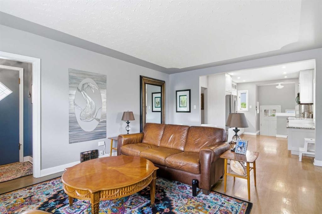 1945 Mountview Crescent Ne, Calgary, AB - Indoor Photo Showing Living Room