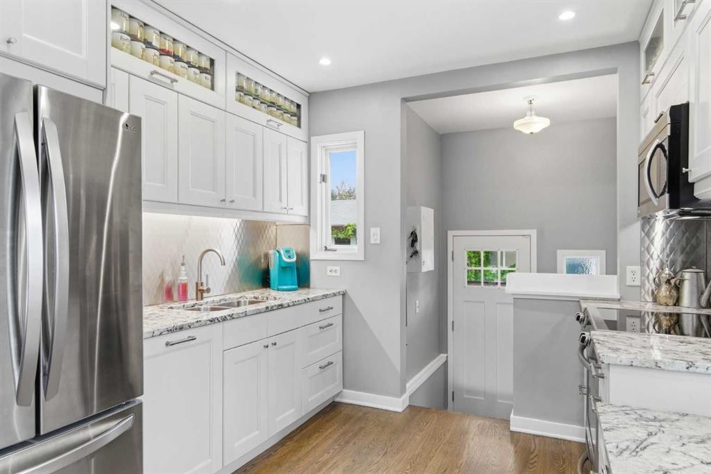 1945 Mountview Crescent Ne, Calgary, AB - Indoor Photo Showing Kitchen With Upgraded Kitchen
