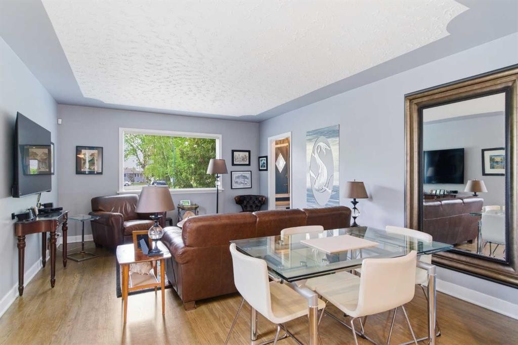 1945 Mountview Crescent Ne, Calgary, AB - Indoor Photo Showing Dining Room