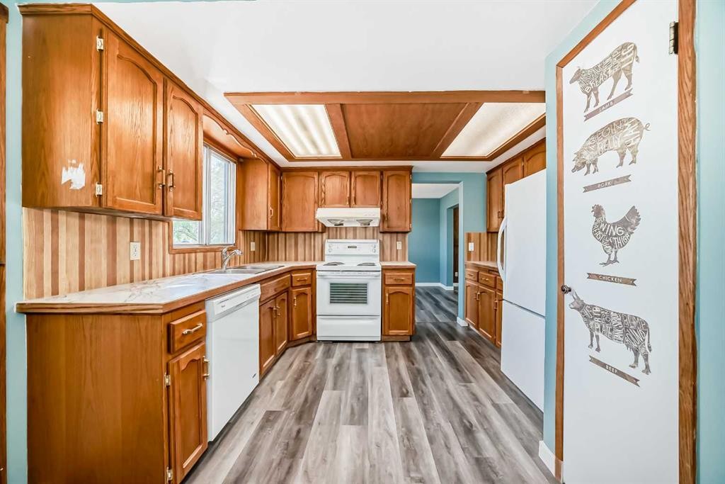4308 55 Street Ne, Calgary, AB - Indoor Photo Showing Kitchen