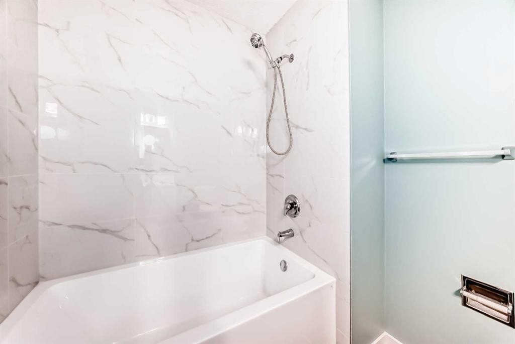 4308 55 Street Ne, Calgary, AB - Indoor Photo Showing Bathroom