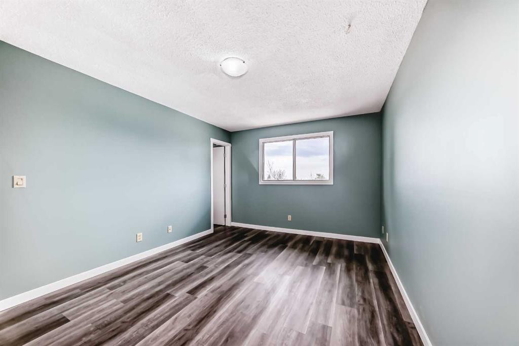 4308 55 Street Ne, Calgary, AB - Indoor Photo Showing Other Room