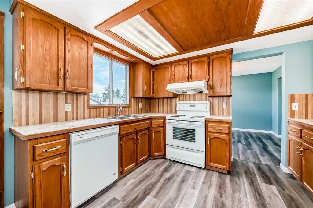4308 55 Street Ne, Calgary, AB - Indoor Photo Showing Kitchen With Double Sink