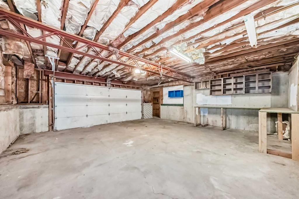 4308 55 Street Ne, Calgary, AB - Indoor Photo Showing Garage