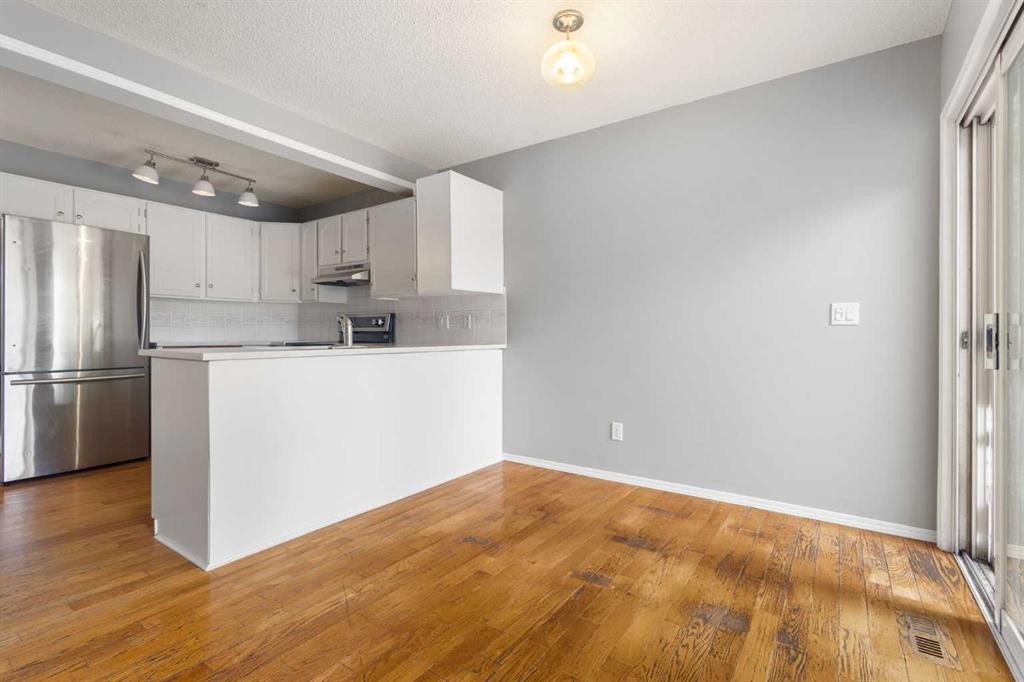 256 Covington Place Ne, Calgary, AB - Indoor Photo Showing Kitchen
