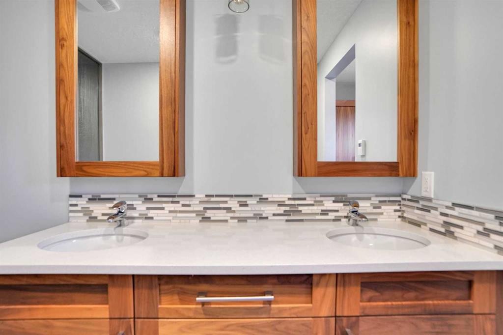 145 Marquis Common Se, Calgary, AB - Indoor Photo Showing Bathroom