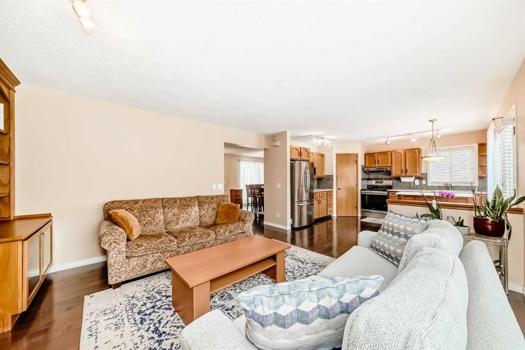 327 Hidden Ranch Circle Nw, Calgary, AB - Indoor Photo Showing Living Room