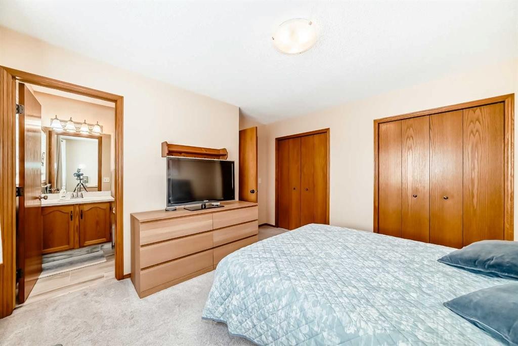 327 Hidden Ranch Circle Nw, Calgary, AB - Indoor Photo Showing Bedroom