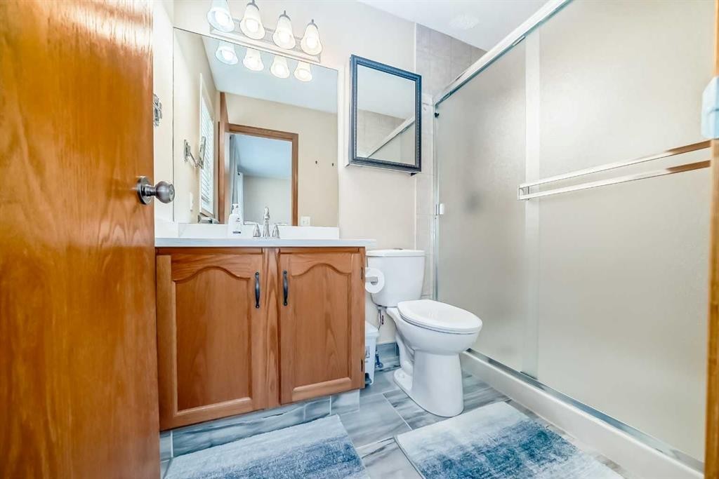 327 Hidden Ranch Circle Nw, Calgary, AB - Indoor Photo Showing Bathroom