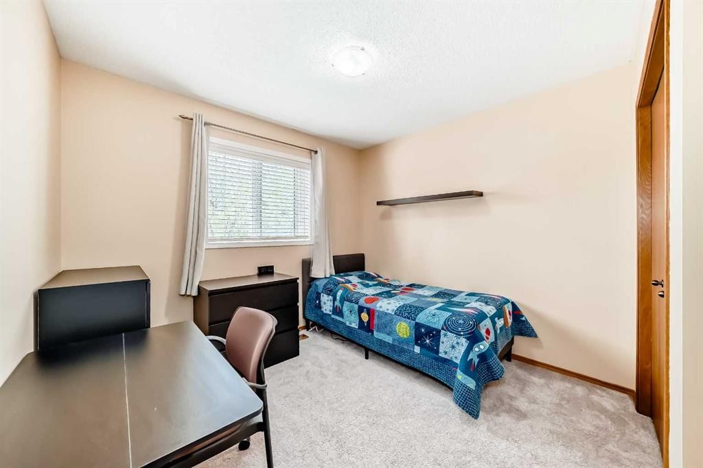 327 Hidden Ranch Circle Nw, Calgary, AB - Indoor Photo Showing Bedroom