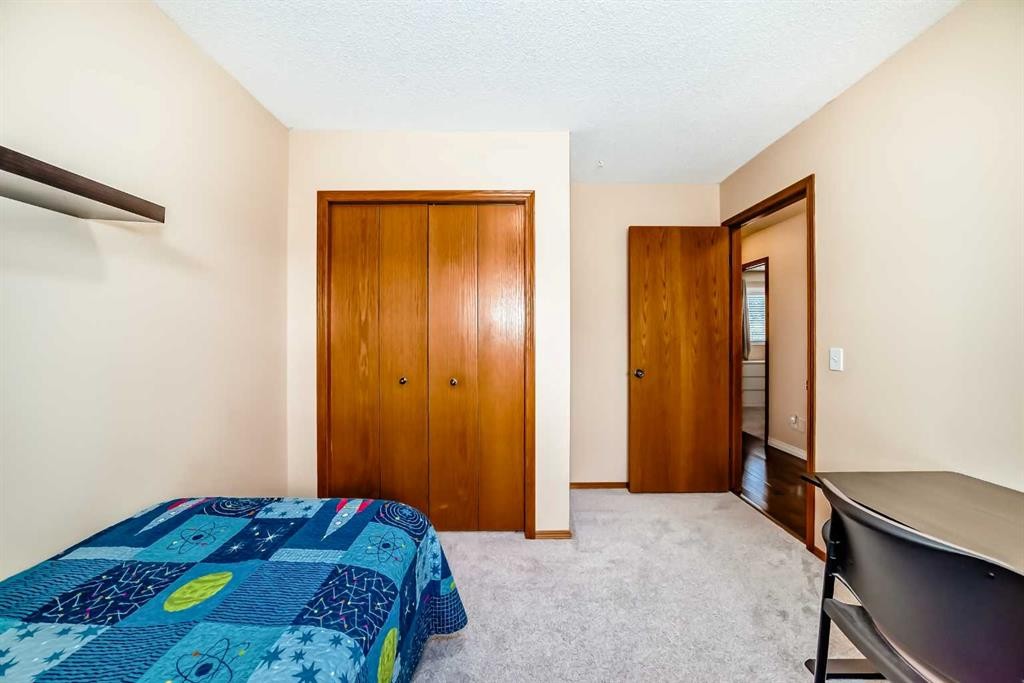 327 Hidden Ranch Circle Nw, Calgary, AB - Indoor Photo Showing Bedroom