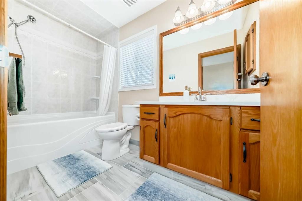 327 Hidden Ranch Circle Nw, Calgary, AB - Indoor Photo Showing Bathroom