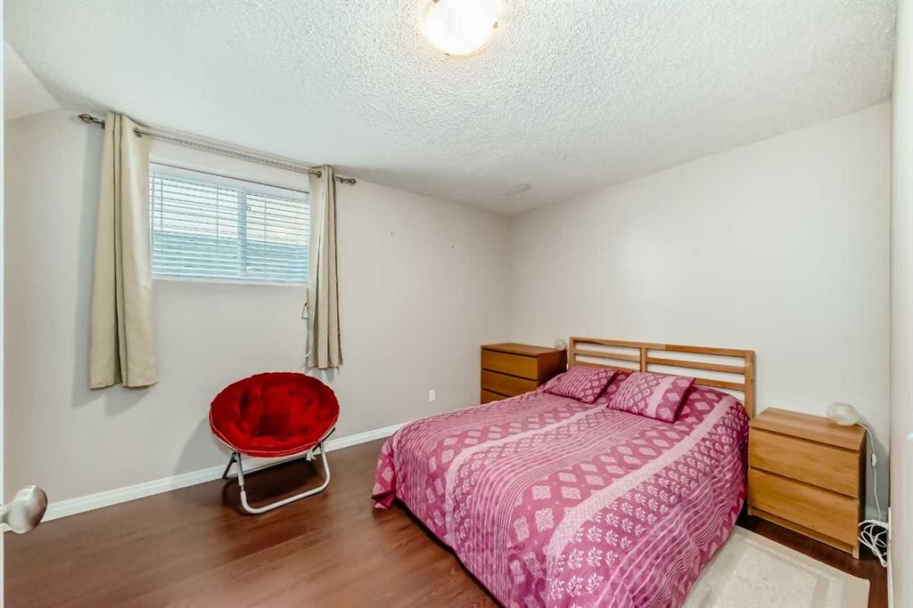 327 Hidden Ranch Circle Nw, Calgary, AB - Indoor Photo Showing Bedroom