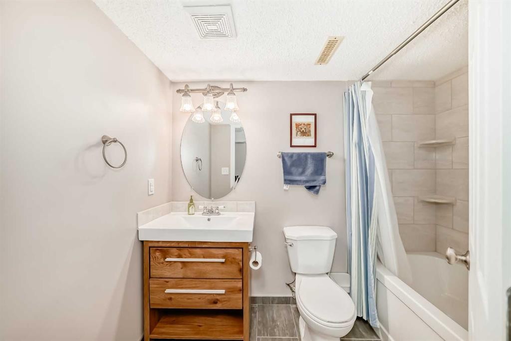 327 Hidden Ranch Circle Nw, Calgary, AB - Indoor Photo Showing Bathroom