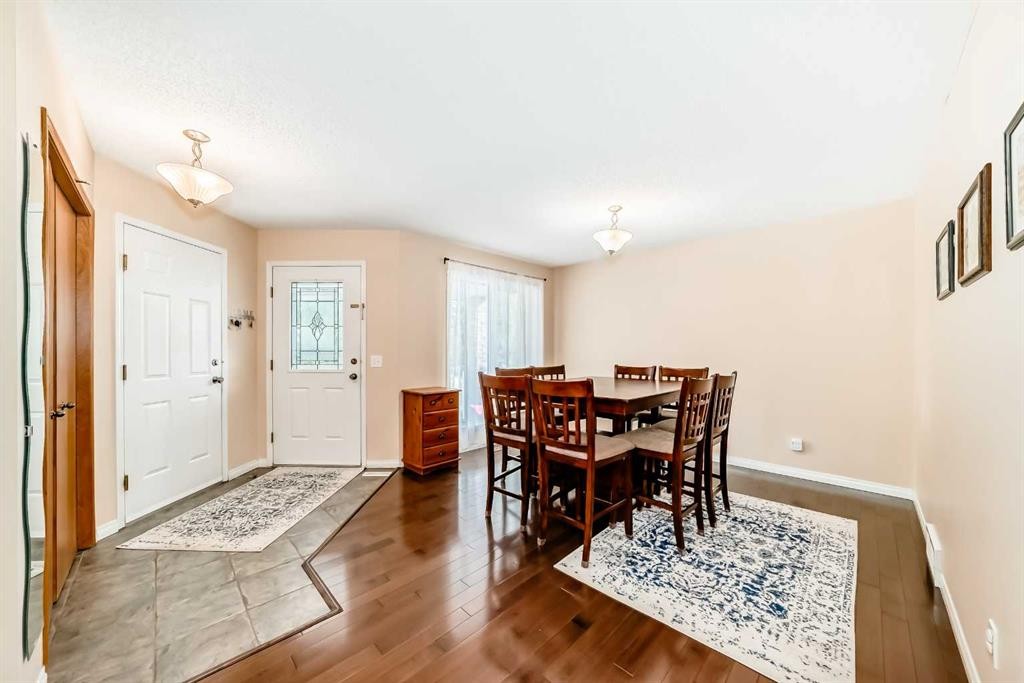 327 Hidden Ranch Circle Nw, Calgary, AB - Indoor Photo Showing Dining Room